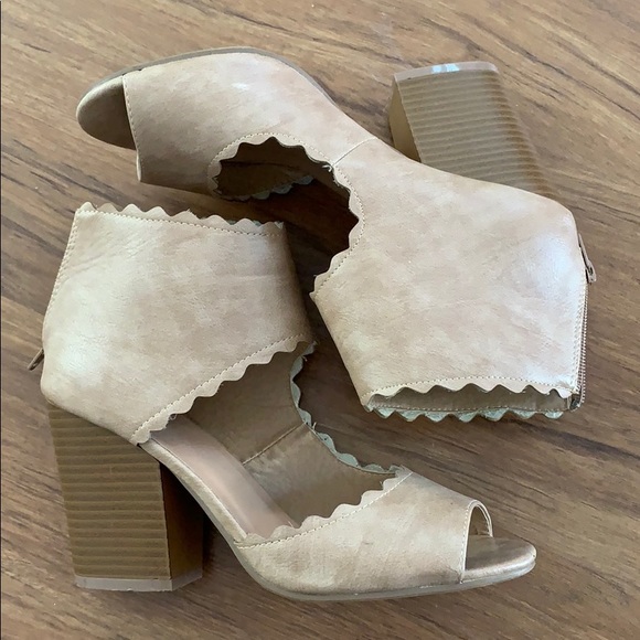 Scalloped Block Heel Sandals - Picture 2 of 5